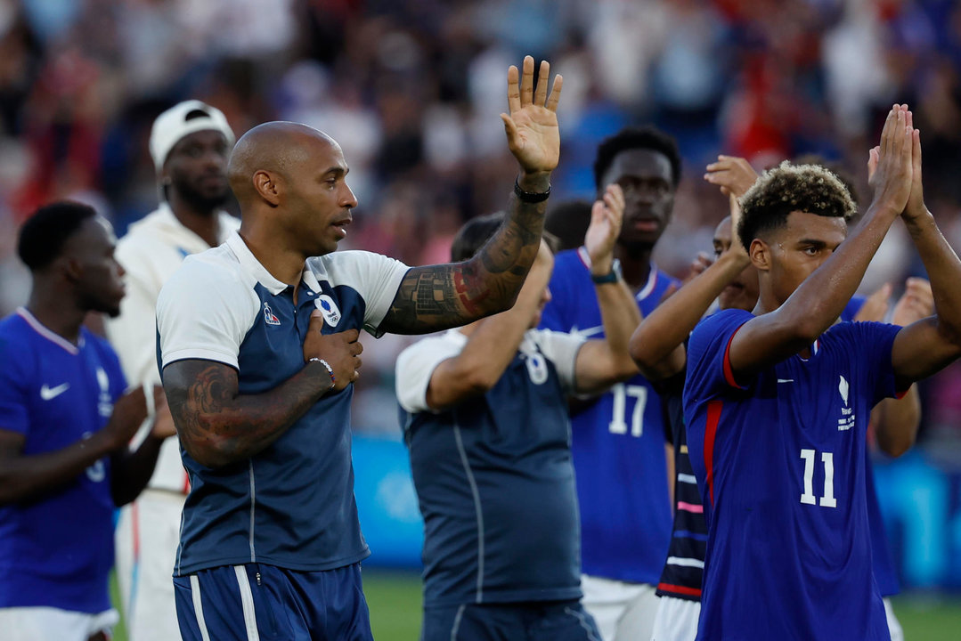 Los jugadores franceses y su entrenador Thierry Henry (i) tras la derrota ante España en el partido por la medalla de oro de los Juegos Olímpicos de París 2024 que Francia y España disputan este viernes en el Parc des Princes, de Paris . EFE/ Juanjo Martin