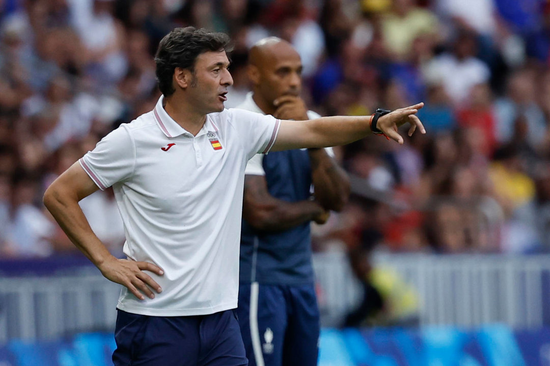 El entrenador español, Santi Denia, durante el partido por la medalla de oro de los Juegos Olímpicos de París 2024 que Francia y España disputan este viernes en el Parc des Princes, de Paris . EFE/ JUANJO MARTIN