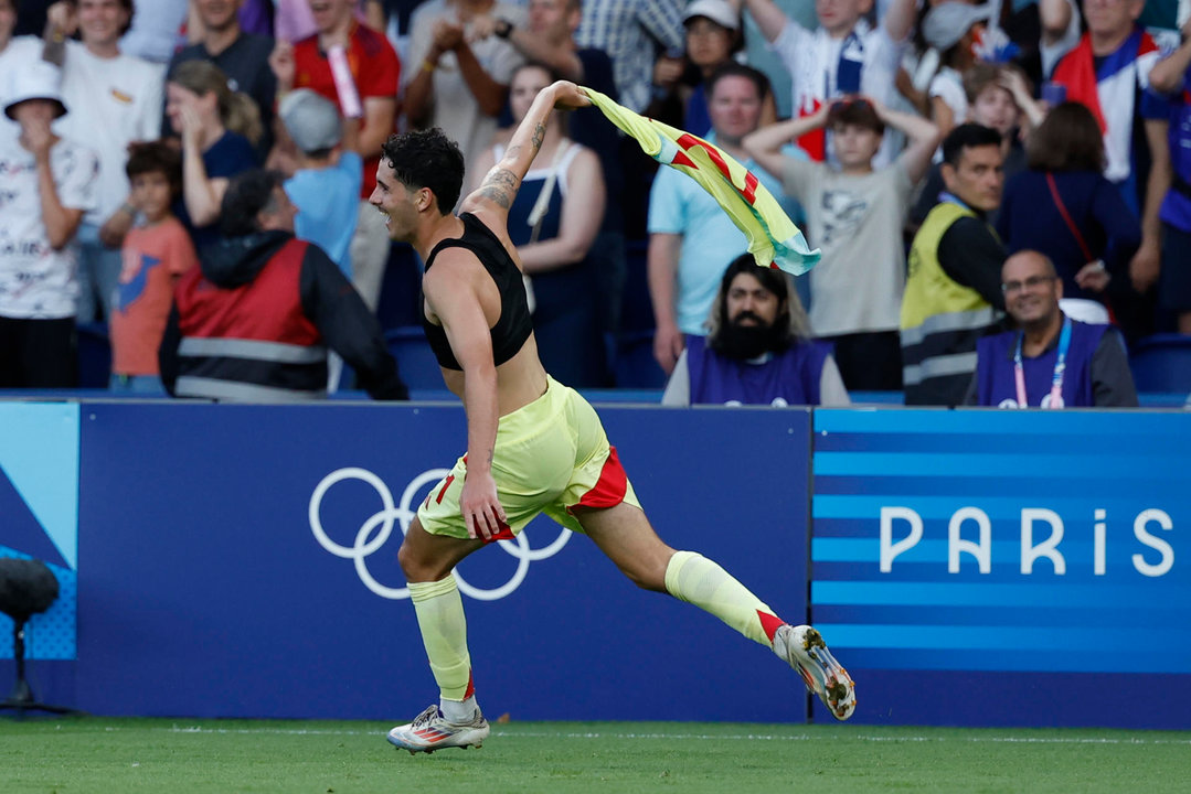 El jugador español Sergio Camello celebra su segundo gol ante Francia durante la prorroga del partido por la medalla de oro de los Juegos Olímpicos de París 2024 que Francia y España disputan este viernes en el Parc des Princes, de Paris . EFE/ Juanjo Martin