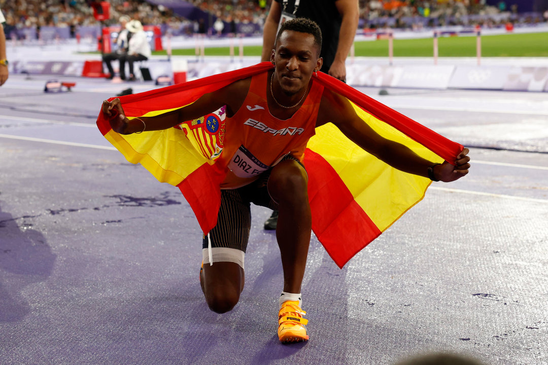 El atleta español Jordan Alejandro Díaz celebra el oro en la final de Triple salto masculino en el marco de los Juegos Olímpicos París 2024, este viernes en el Estadio de Francia de Saint-Denis.   EFE/ Julio Munoz