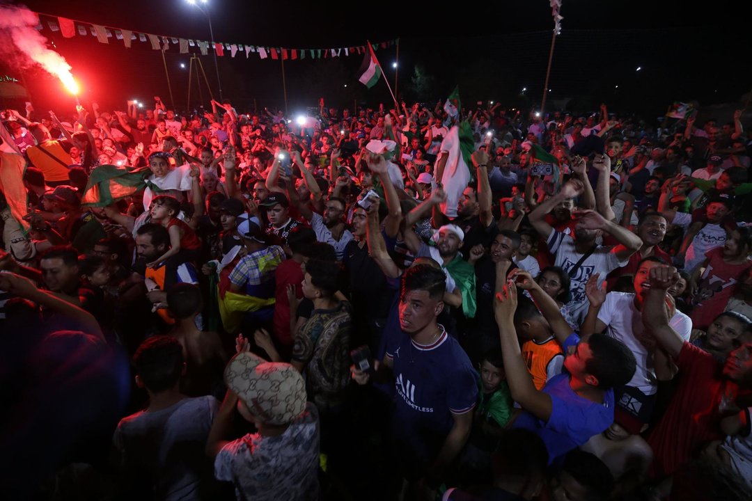 Ciudadanos argelinos fueron registrados este viernes, 9 de agosto, al celebrar la medalla de oro de su compatriota Imane Khelif en la categoría de los 66 kg del boxeo femenino de los Juegos Olímpicos de París 2024, en Tiaret, ciudad natal Khelif, al suroccidente de Argelia. EFE/Stringer