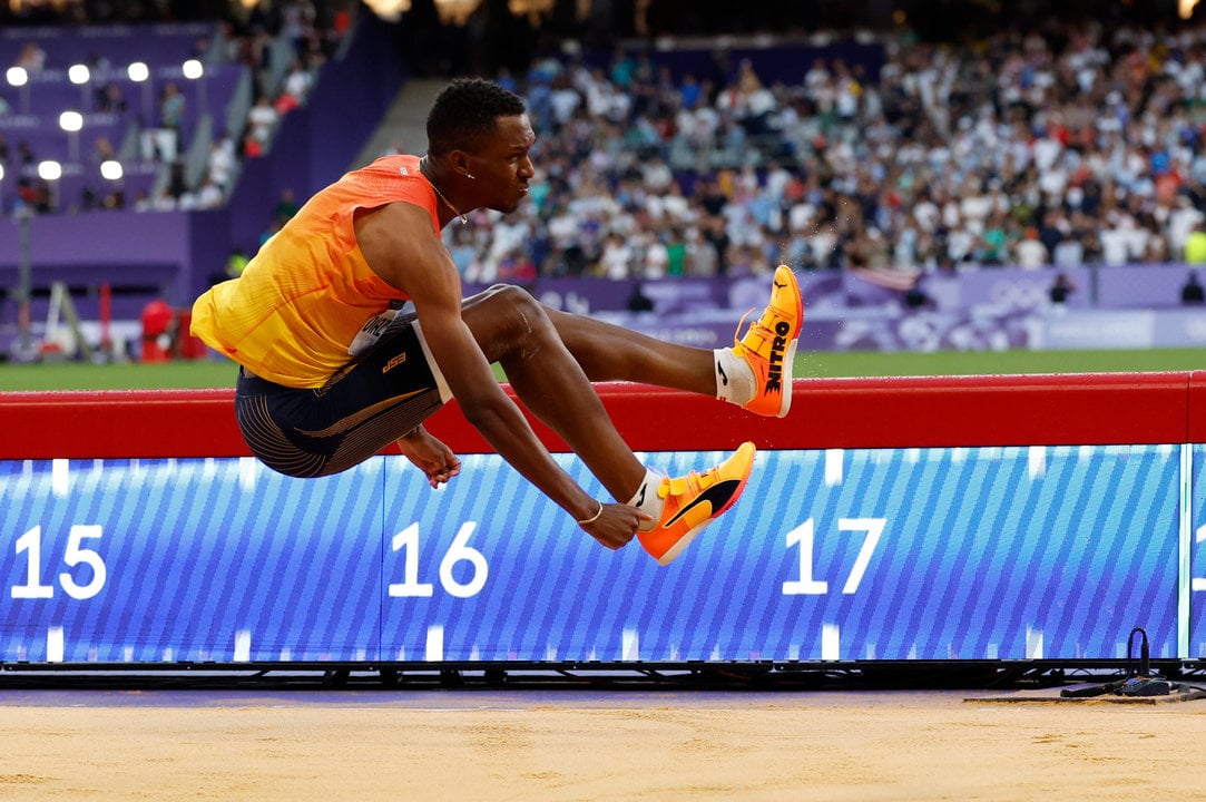 El atleta español de origen cubano Jordan Díaz, ganador de la final de triple salto masculino de los Juegos Olímpicos de París 2024. EFE/ Julio Muñoz