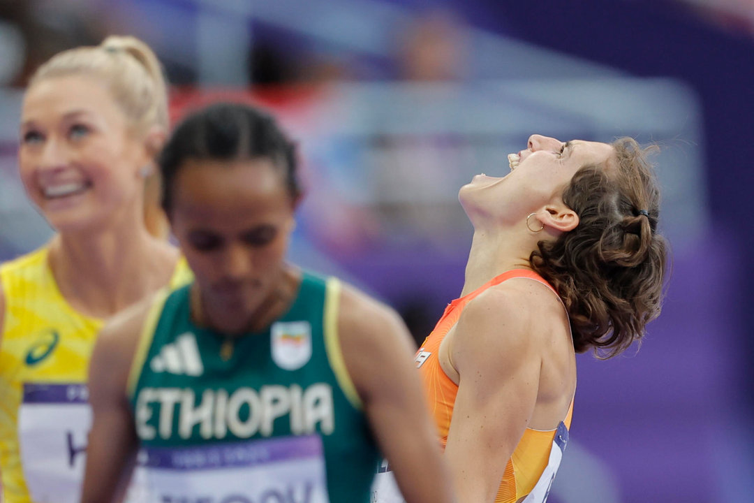 La atleta soriana Marta Pérez (d) celebra la consecución del récord de España d 1500 m, en la semifinal de los Juegos Olímpicos de París. EFE/ Lavandeira Jr