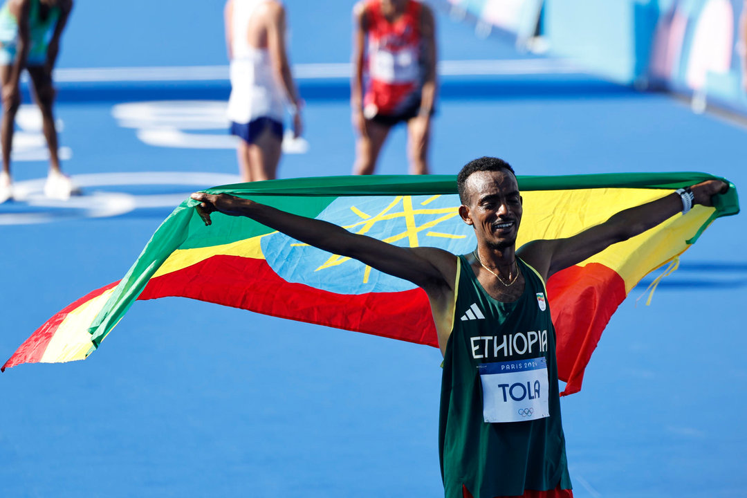 El atleta etíope Tamirat Tola celebra tras ganar el oro en la prueba de maratón masculino de los Juegos Olímpicos 2024 disputado este sábado en París. EFE/Sashenka Gutiérrez