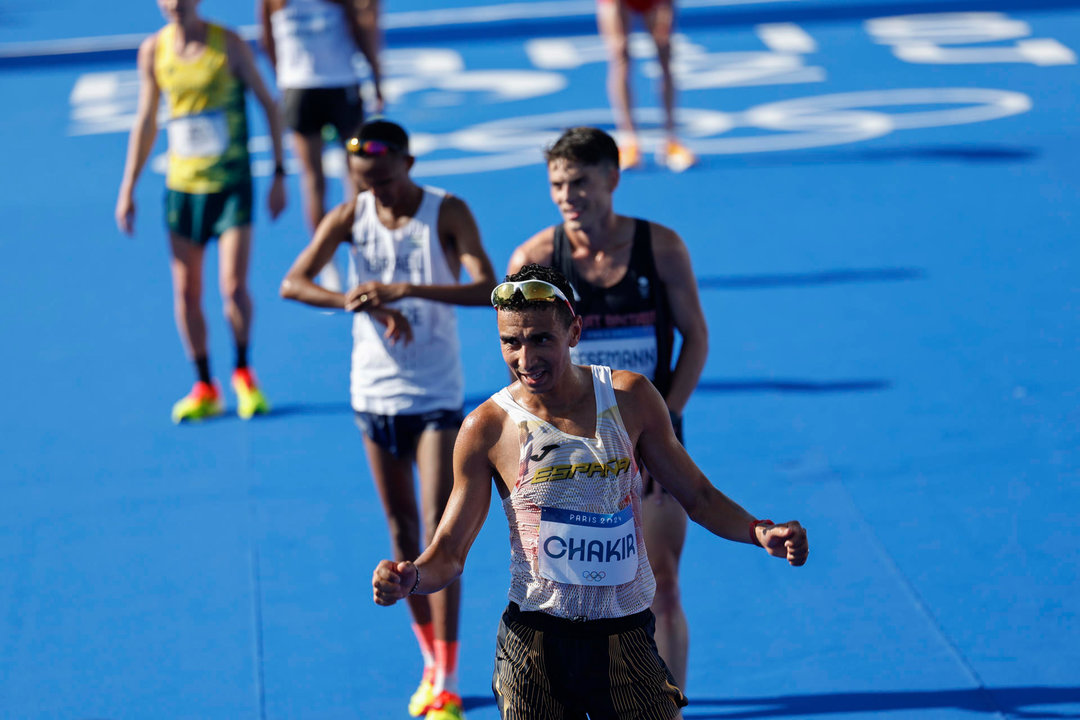 El atleta español Ibrahim Chakir, tras cruzar la línea de meta en la prueba de maratón masculino de los Juegos Olímpicos 2024 disputado este sábado en París. EFE/Sashenka Gutiérrez