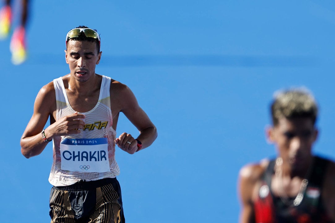 El atleta español Ibrahim Chakir cruza la línea de meta en la prueba de maratón masculino de los Juegos Olímpicos 2024 disputado este sábado en París. EFE/Sashenka Gutiérrez