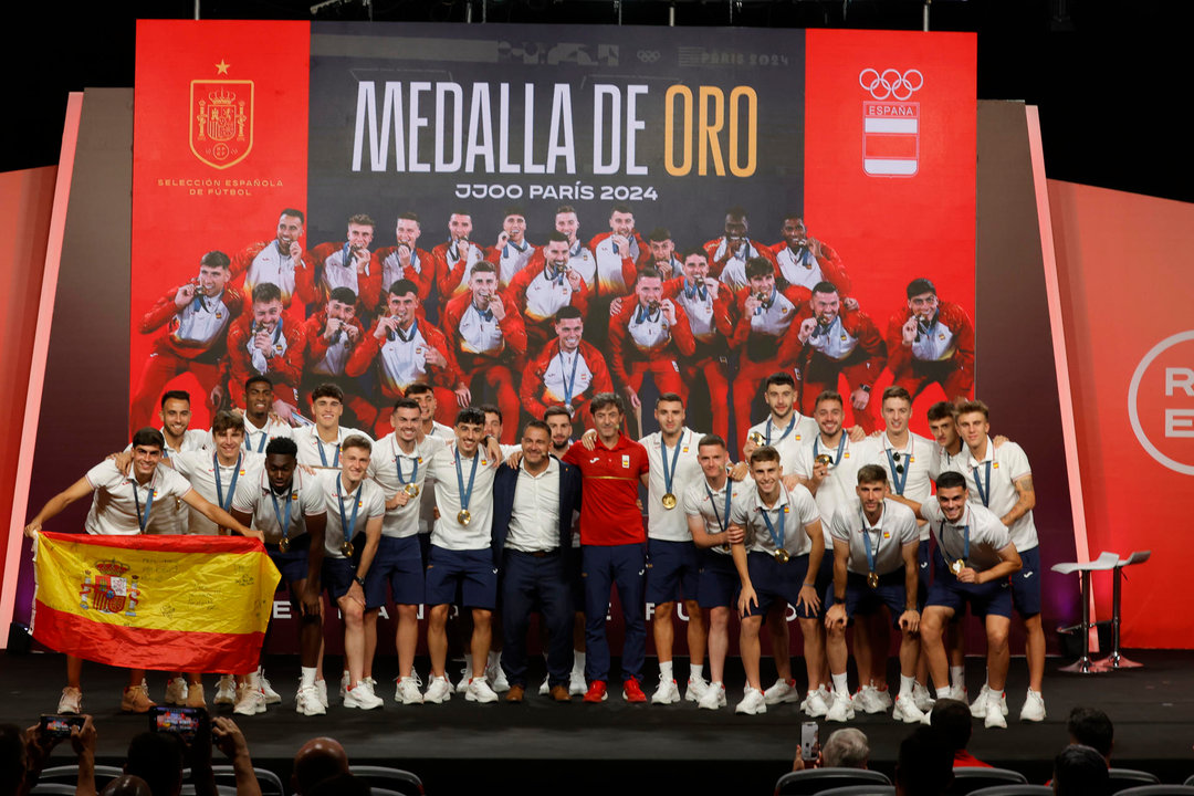 Acto de homenaje a la selección española de fútbol que consiguió el oro en los Juegos Olímpicos de París 2024, este sábado en la Ciudad de Fútbol de Las Rozas (Madrid). EFE/ Zipi