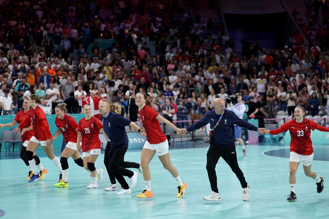 Las jugadoras de Dinamarca celebran después de ganar el partido por la medalla de bronce del torneo olímpico femenino de balonmano a Suecia. EFE/EPA/ALEX PLAVEVSKI