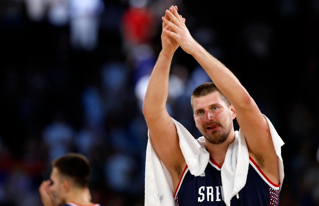 Nikola Jokic, de Serbia, celebra tras ganar el partido por la medalla de de bronce del torneo olímpico de baloncesto ante Alemania. EFE/EPA/CAROLINE BREHMAN