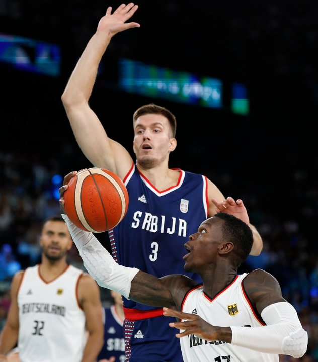 La serbia Filip Petrusev defiende al alemán Dennis Schroeder en el South Paris Arena en Paris, Francia. EFE/EPA/CAROLINE BREHMAN