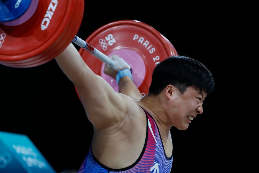 El chino Huanhua Liu levantó 406 kilos, 186 en arrancada y 220 en dos tiempos en el South Paris Arena en Paris, Francia. EFE/EPA/MAST IRHAM