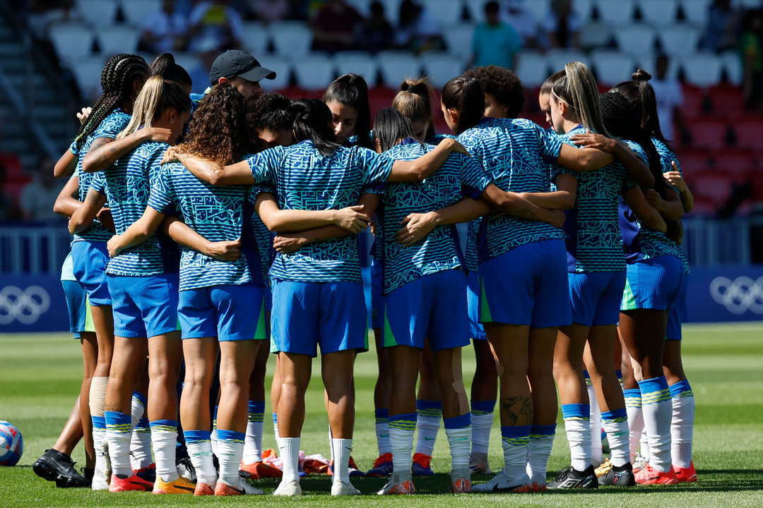 Futbolistas de la selección femenina de fútbol durante el calentamiento previo a la final entre Brasil y _Estados Unidos en los Juegos Olímpicos de París 2024, en la capital gala, este sábado. EFE/Miguel Toña