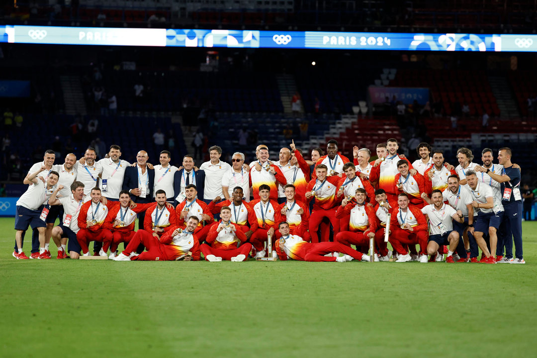 Los jugadores y equipo técnico español posan con la medalla de oro conseguida en la final de fútbol masculino de los Juegos Olímpicos de París 2024 que Francia y España han disputado en el Parc des Princes, de Paris . EFE/ Juanjo Martin