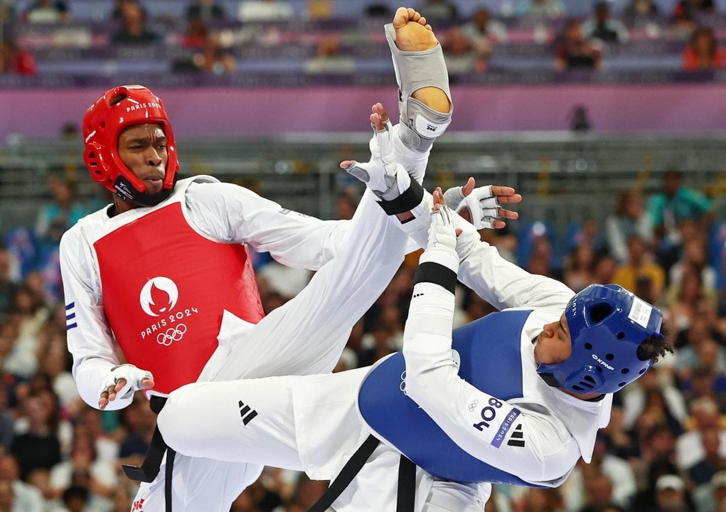 El cubano Rafael Alba of Cuba (rojo) en su combate contra el británico Caden Cunningham en el Grand Palais en Paris, Francia.EFE/EPA/DIVYAKANT SOLANKI