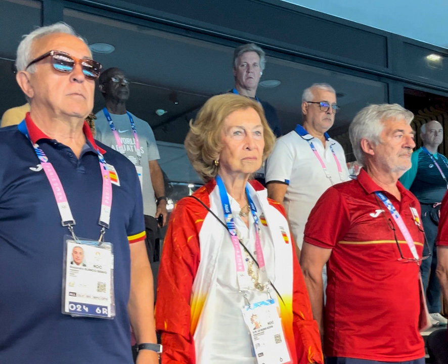 La reina Sofía asiste a la final de waterpolo femenino en París, este sábado. La Casa Real ha felicitado este sábado a la selección femenina española de waterpolo por su medalla de oro conseguida en los Juegos Olímpicos de París: “Habéis hecho historia”, celebra tras un partido al que ha asistido la reina Sofía. EFE/Casa Real