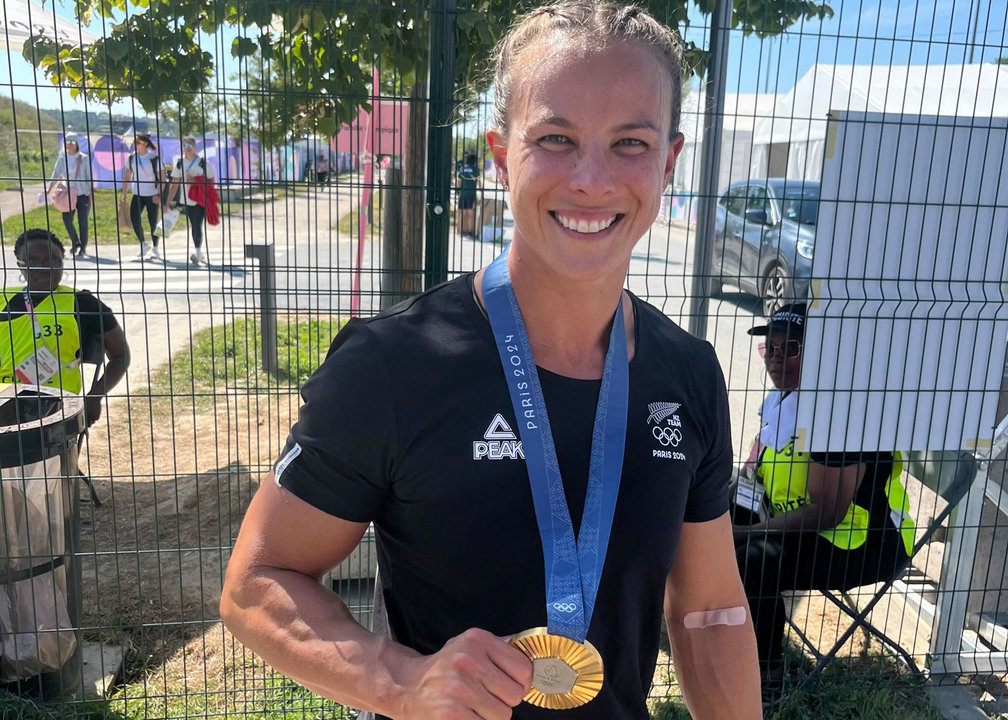 La piragüista neozelandesa Lisa Carrigton se convirtió en una de las grandes figuras en el canal de Vaires-sur-Marne al lograr tres medallas de oro, éxito que ya logró en Tokio 2020. EFE/ Helena Sánchez García