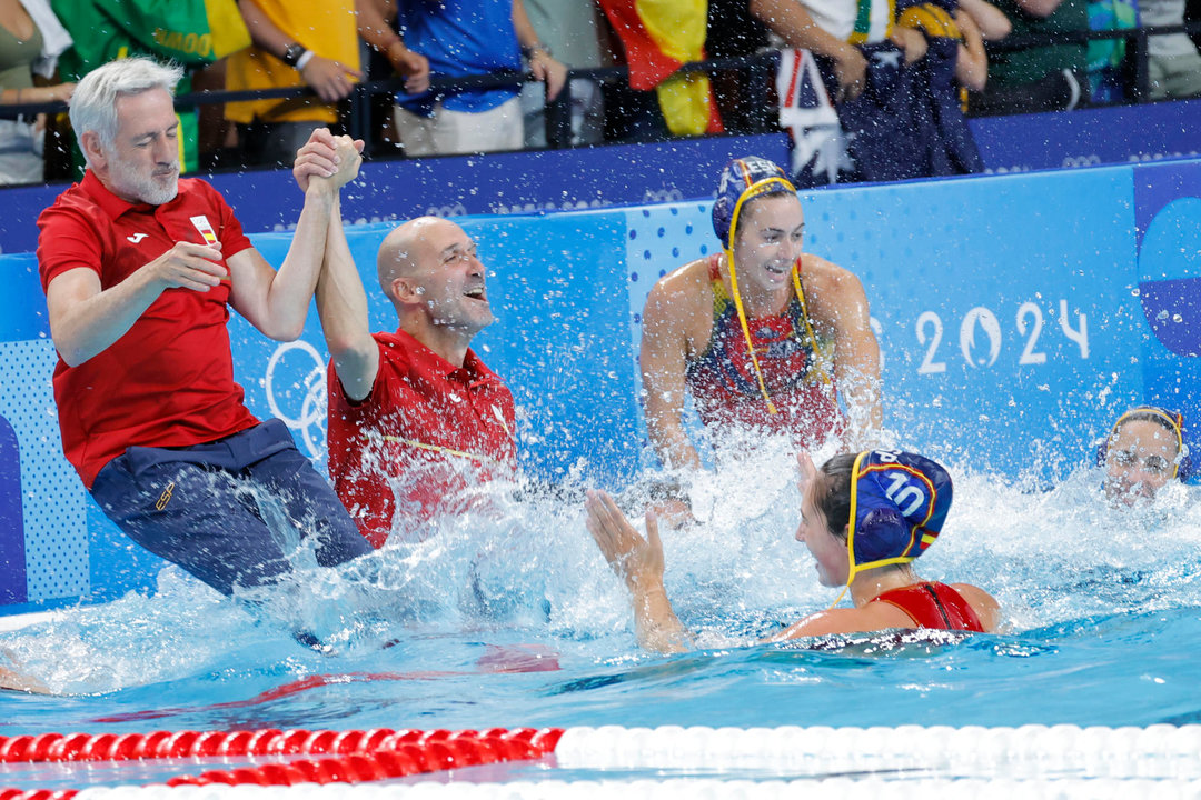 El seleccionador español Miguel Ángel Oca y el resto del equipo técnico se arroja a la piscina después de que el equipo español de waterpolo femenino ganara la medalla de oro de los Juegos Olímpicos de París 2024 ante Australia este sábado en Nanterre, Francia. EFE/ Lavandeira Jr.