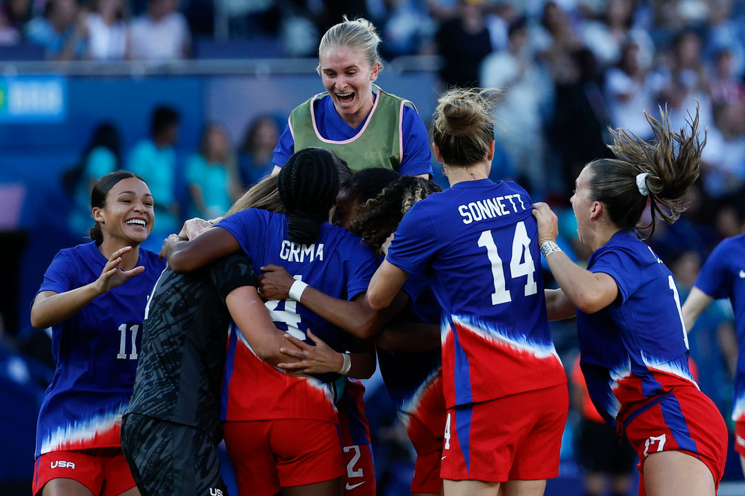 Las jugadoras estadounidenses celebran la victoria ante Brasil en la final de Fútbol femenino, entre Brasil y Estados Unidos, en los Juegos Olímpicos de París 2024, en la capital gala. EFE/ Miguel Toña