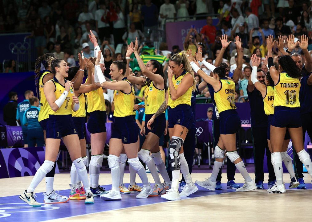 Las jugadoras de Brasil celebran el bronce olímpico tras ganar a Turquía en South Paris Arena en Paris, Francia. EFE/EPA/RITCHIE B. TONGO