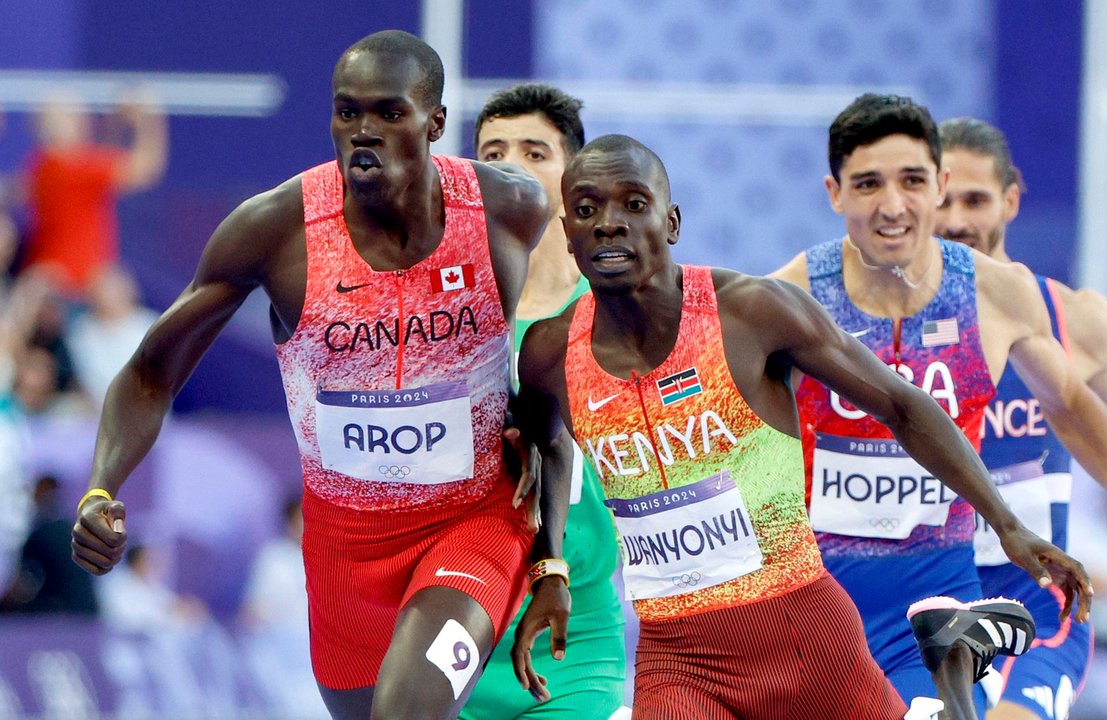 El kenainao Emmanuel Wanyonyi supera al canadiense Marco Arop en la final de 800 disputados en el Stade de France, París. EFE/EPA/FRANCK ROBICHON