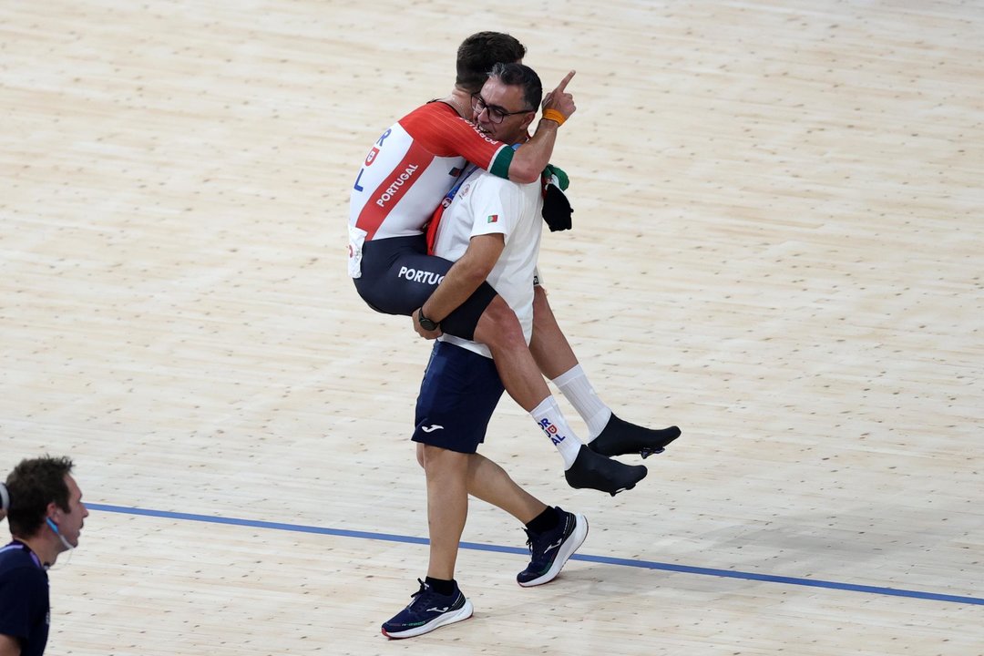 El portugués Iuri Leitao celebra el oro en el velódromo de Saint-Quentin-en-Yvelines en Saint-Quentin-en-Yvelines, Francia. EFE/EPA/MARTIN DIVISEK