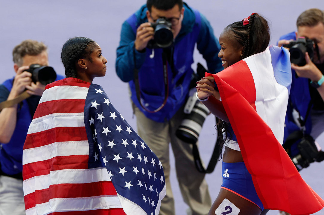 Las atletas, la estadounidense Masai Russell (i-oro) y la francesa Cyréna Samba-Mayela (d-plata), en la final femenina de 100m vallas, en el marco de los Juegos Olímpicos París 2024, este sábado, en el Estadio de Francia de Saint-Denis. EFE/ Julio Muñoz