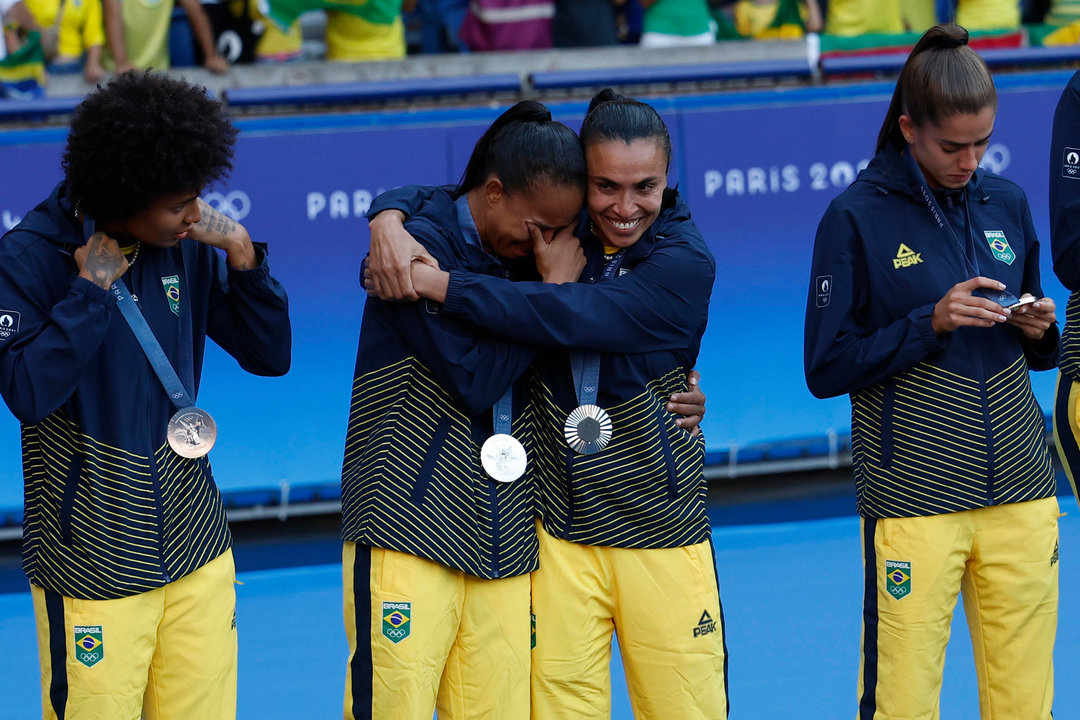 Las jugadoras de Brasil celebran la medalla de plata en Fútbol femenino, en los Juegos Olímpicos de París 2024 este sábado, en la capital gala. EFE/ Miguel Toña