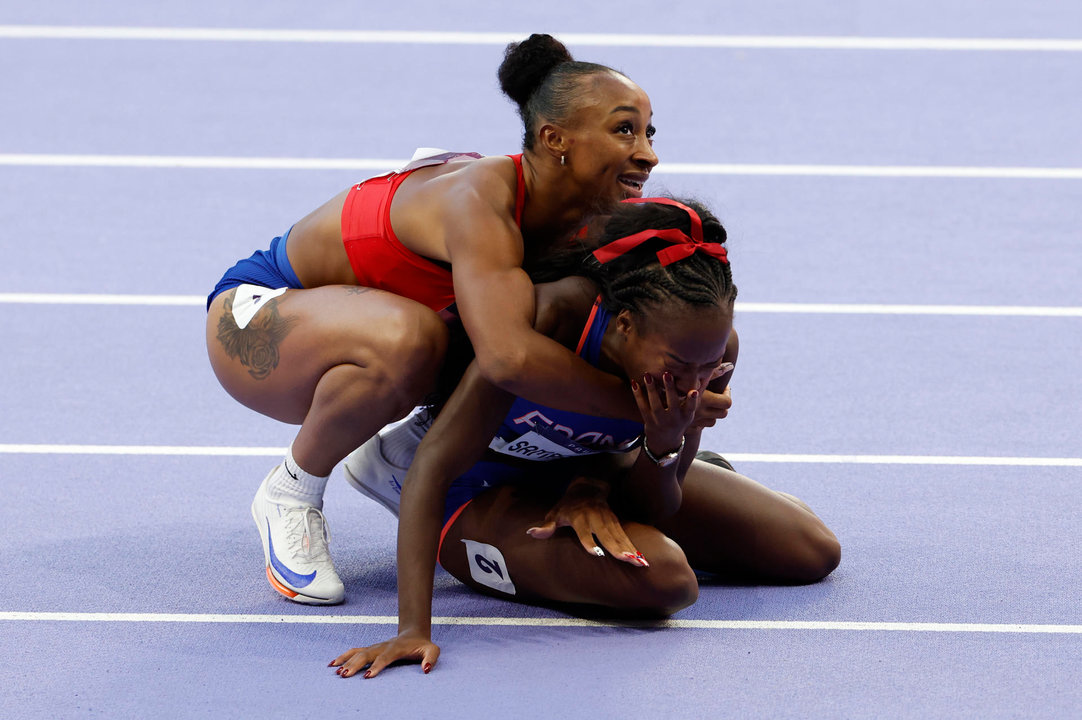 La atleta puertorriqueña Jasmine Camacho-Quinn abraza a la francesa ganadora de plata Cyréna Samba-Mayela en la final femenina de 100m vallas, en el marco de los Juegos Olímpicos París 2024, este sábado, en el Estadio de Francia de Saint-Denis. EFE/ Julio Muñoz