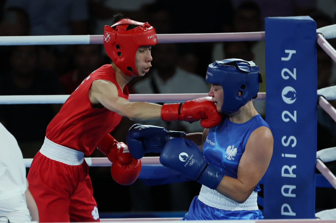 .- La boxeadora taiwanesa Lin Yu-ting (rojo) en acción ante la polaca Julia Szeremeta en el combate por la medalla de oro de Boxeo -57kg femenino, de los Juegos Olímpicos de París 2024 este sábado, en el Estadio Roland-Garros de la capital gala. EFE/ Kiko Huesca