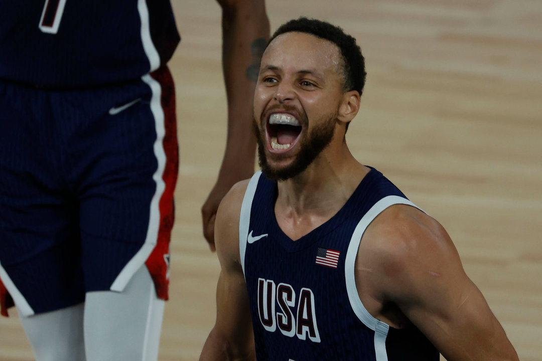 El jugador estadounidense Stephen Curry celebra la victoria ante Francia en la final de Baloncesto masculino, entre Francia y EEUU, de los Juegos Olímpicos de París 2024 este sábado, en el Bercy Arena de la capital gala. EFE/ Juanjo Martin