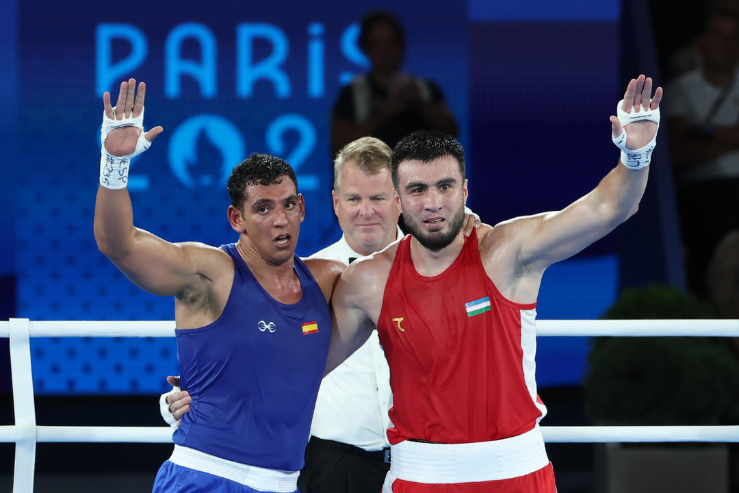 El boxeador uzbeko Bahodir Jalolov vence al español Ayoub Ghadfa (azul) tras el combate por la medalla de oro de Boxeo +92 kg masculino, de los Juegos Olímpicos de París 2024 este sábado, en el Estadio Roland-Garros de la capital gala. EFE/ Kiko Huesca