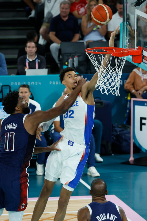 El jugador francés Victor Wembanyama (d) en acción ante el jugador estadounidense Joel Embiid durante la final de Baloncesto masculino, entre Francia y EEUU, de los Juegos Olímpicos de París 2024 este sábado, en el Bercy Arena de la capital gala. EFE/ Juanjo Martin