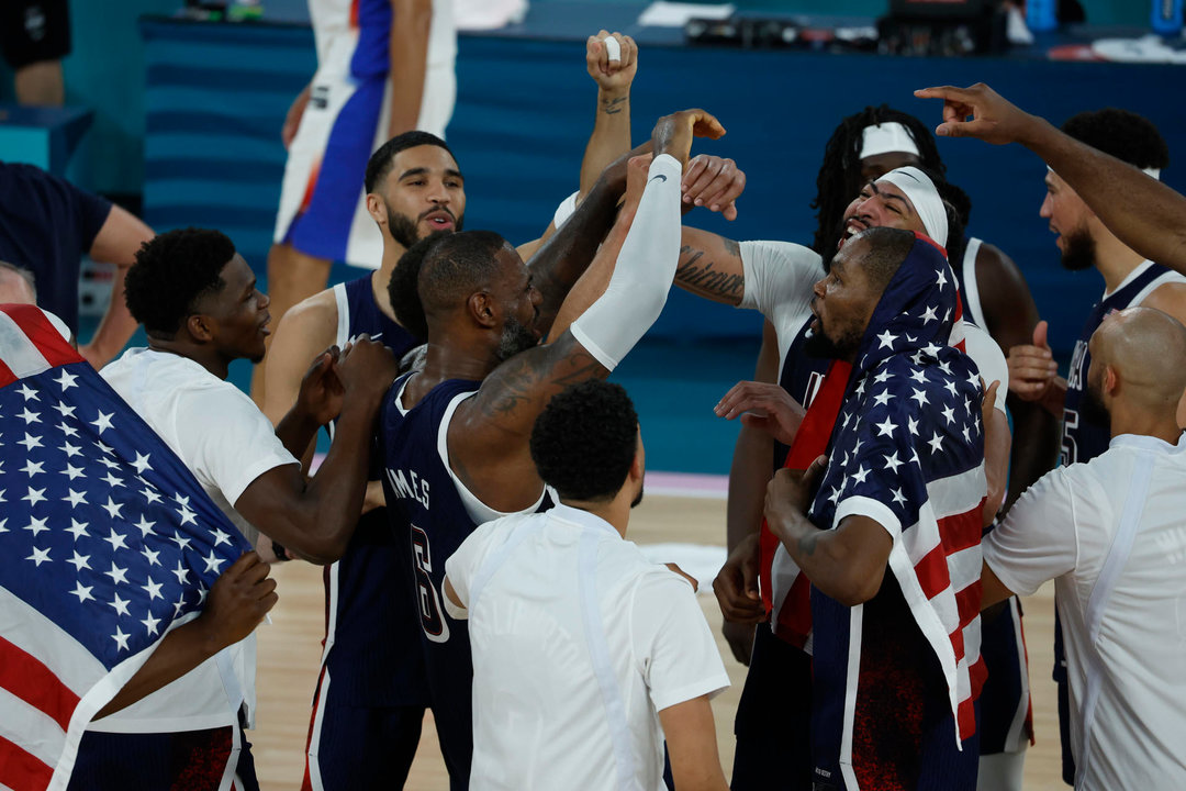 Los jugadores estadounidenses celebran la victoria ante Francia en la final de Baloncesto masculino, entre Francia y EEUU, de los Juegos Olímpicos de París 2024 este sábado, en el Bercy Arena de la capital gala. EFE/ Juanjo Martin