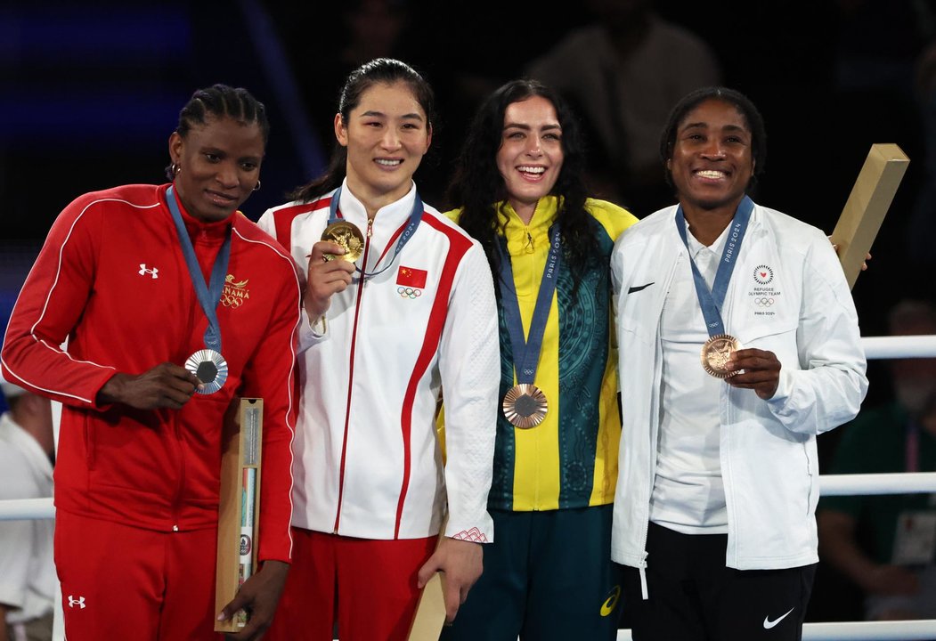 (De i a d) la panameña Atheyna Bibeichi Bylon, medalla de plata; la china Li Qian, medalla de oro; y la australiana Caitlin Parker y la refugiada Cindy Djanqueu Ngamba medallistas de bronce, fueron registradas este sábado, 10 de agosto, al posar en el podio del boxeo femenino de los Juegos Olímpicos 2024 para la categoría de los 75 kg, en el estadio Roland Garros de París (Francia). EFE/Yahya Arhab