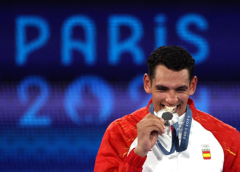 El púgil español Ayoub Ghadfa posa con la medalla de plata lograda n la categoría de +92kg de los Juegos Olímpicos de París 2024. EFE/EPA/YAHYA ARHAB