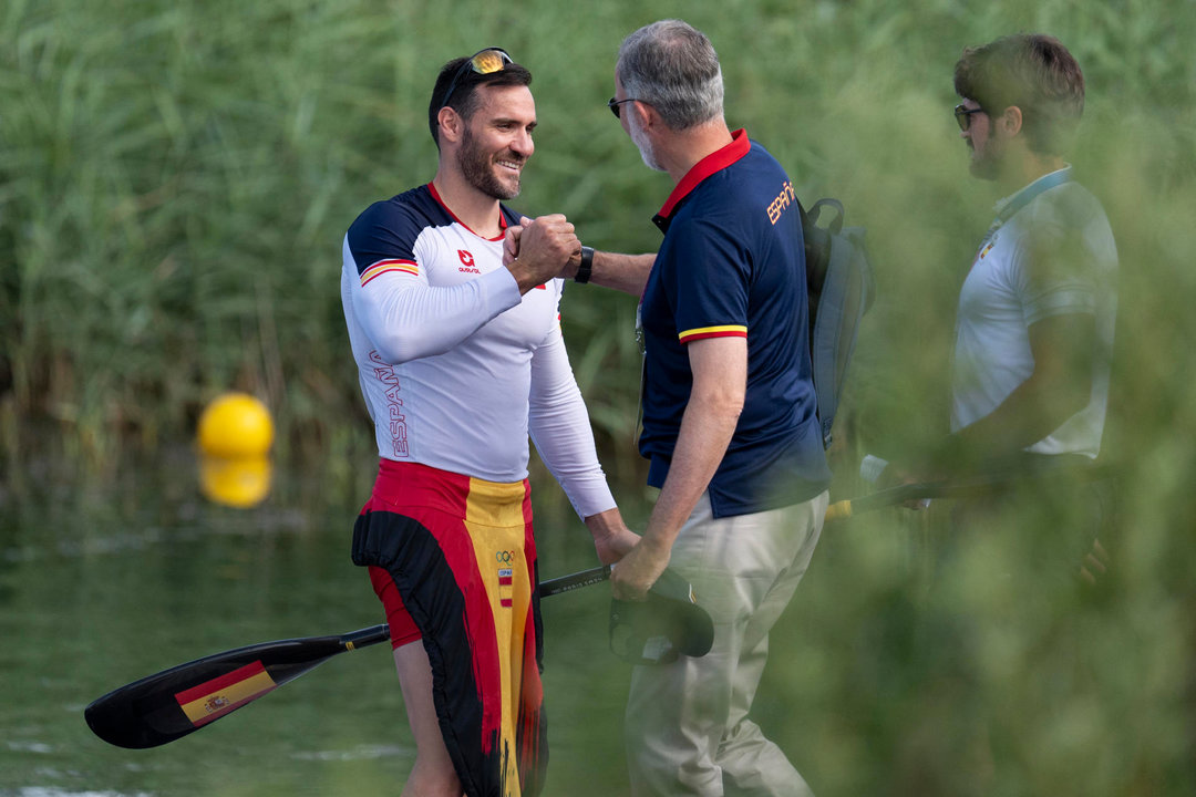 El rey Felipe VI (c) saluda al piragüista español Saúl  Craviotto (i), el máximo medallista español, tras su participación en las pruebas de piragüismo de los Juegos Olímpicos París 2024 en el estadio náutico de Vaires-sur-Marne. EFE/ Rafa Aparicio/Real Federación Española De Piragüismo  SOLO USO EDITORIAL/SOLO DISPONIBLE PARA ILUSTRAR LA NOTICIA QUE ACOMPAÑA (CRÉDITO OBLIGATORIO)