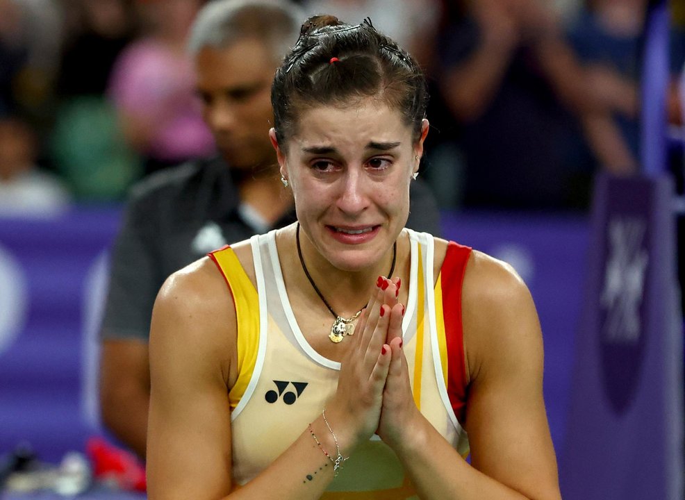 La española Carolina Marín agradece al público sus aplausos de ánimo al tener que abandonar la semifinal de bádminton de los Juegos de París, lesionada en la rodilla derecha. EFE/ Divyakant Solanki