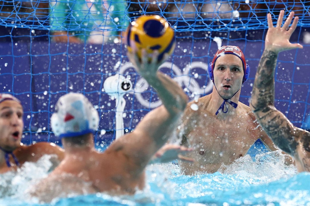 El portero croata Marko Bijac trata de detener un disparo de un jugador serbio, en la final de waterpolo en los Juegos Olímpicos de París 2024 disputada en el Centro Acuático de Saint Denis. EFE/EPA/ANNA SZILAGYI