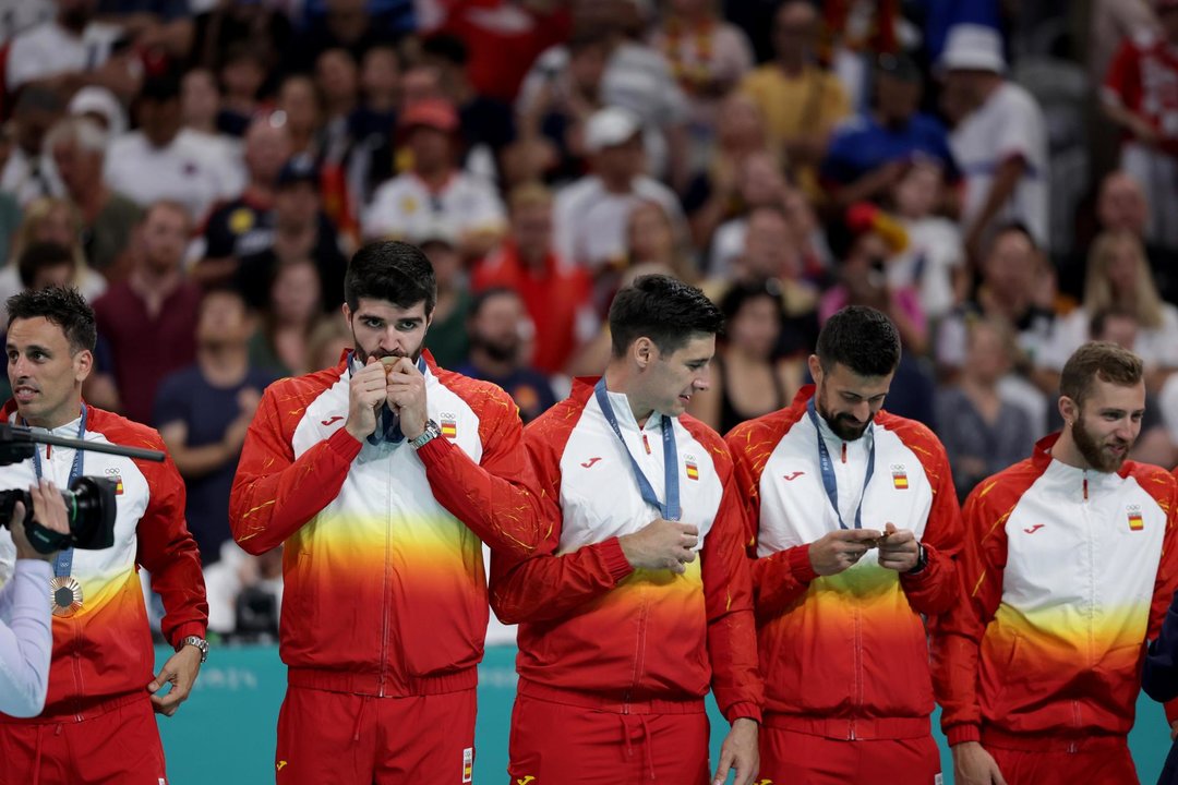 Los jugadores de España observan la medalla de bronce. EFE/EPA/ALEX PLAVEVSKI