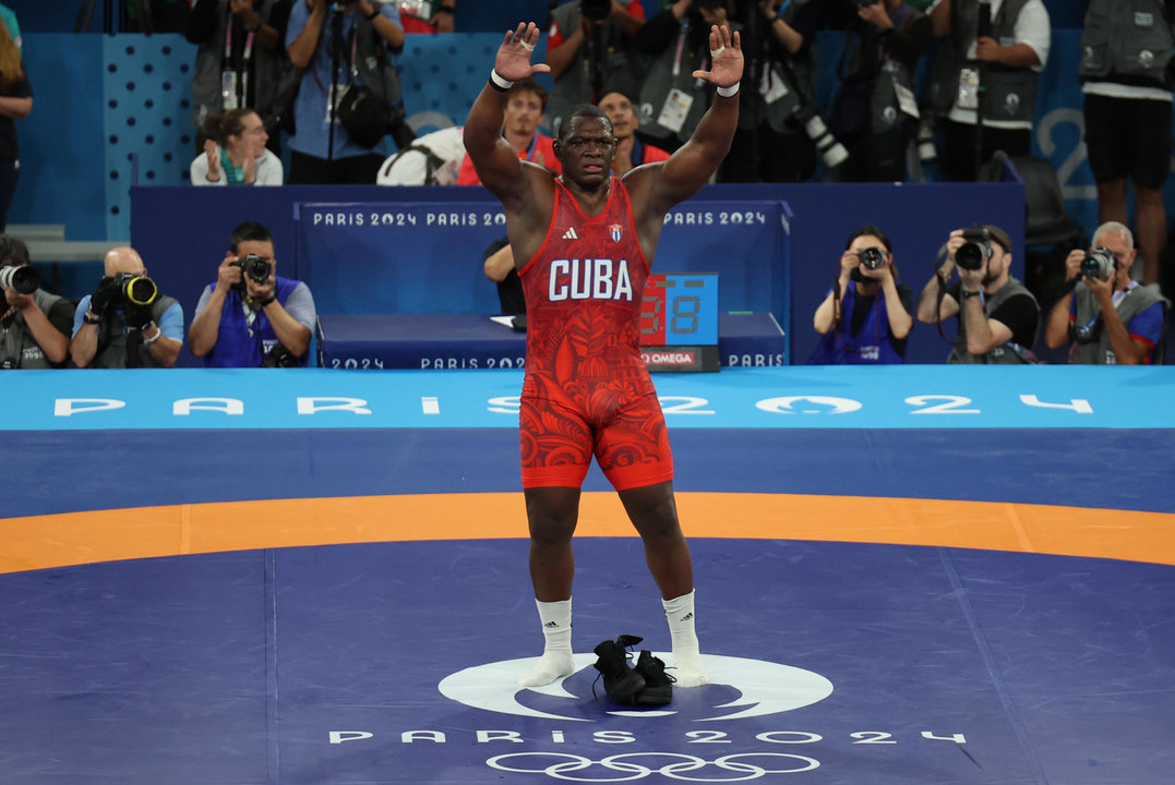 El luchador cubano Mijain López celebra con la medalla de oro en la final de Lucha Grecorromana, 130 kg masculino, de los Juegos Olímpicos París 2024, en la capital gala. EFE/ Miguel Gutiérrez