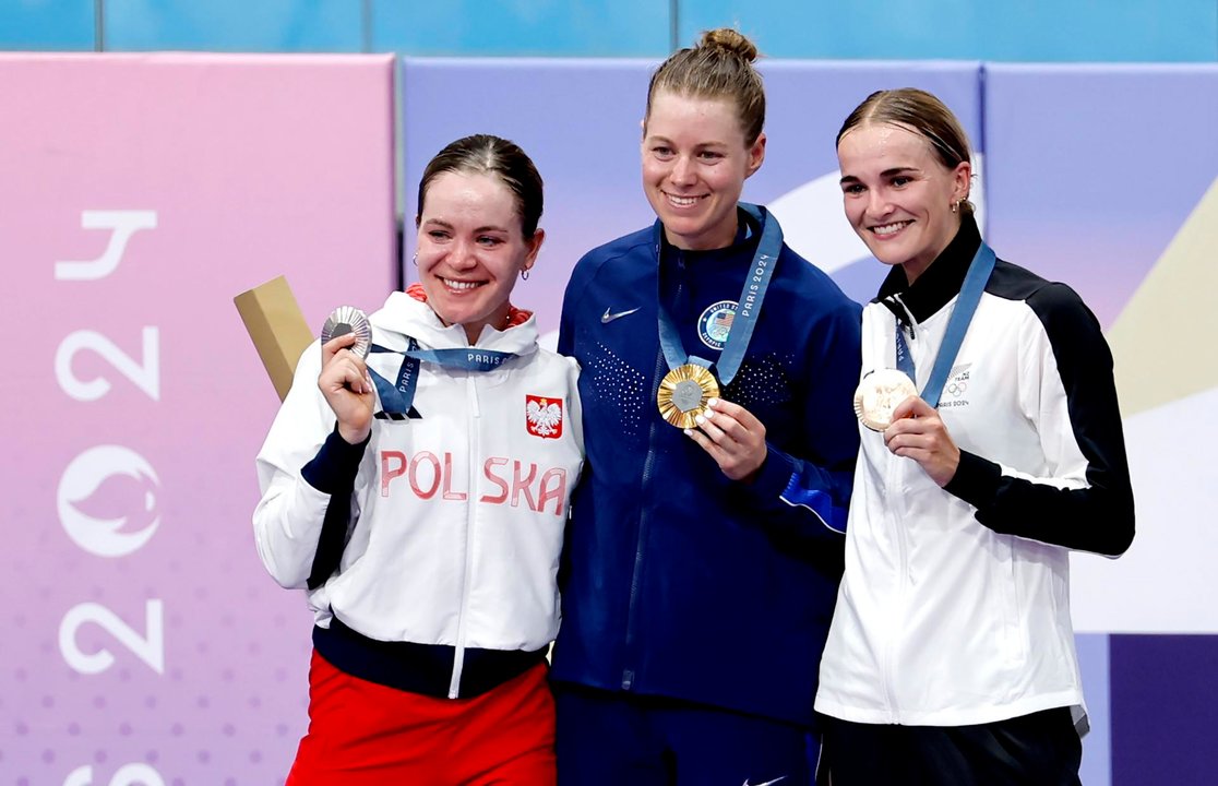 Las victorias de Jennifer Valente (c) en el omnium de ciclismo en pista y de la selección femenina en baloncesto han permitido a Estados Unidos acabar en cabeza del medallero de los Juegos Olímpicos de París 2024. pese a terminar empatado con China a 40 oros. EFE/EPA/ERIK S. LESSER