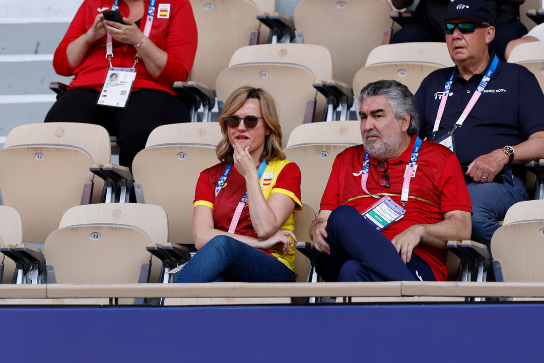 La ministra de Educación, Pilar Alegría (c), y el presidente del Consejo Superior de Deportes, José Manuel Rodríguez Uribes (d), entre los espectadores del partido por la medalla de bronce de dobles femenino de los Juegos Olímpicos París 2024 disputado por las españolas Cristina Bucsa y Sara Sorribes contra las checas Karolina Muchova y Linda Noskova, este domingo, en la capital gala. EFE/Juanjo Martín