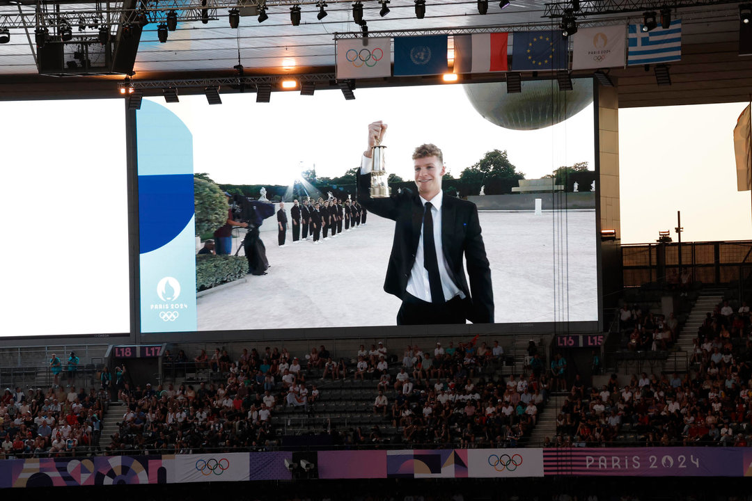 El nadador francés León Marchand en una pantalla durante la ceremonia de clausura de los Juegos Olímpicos de París 2024 celebrada este domingo, en el Estadio de Francia en Saint-Denis (Francia).EFE/ Lavandeira Jr