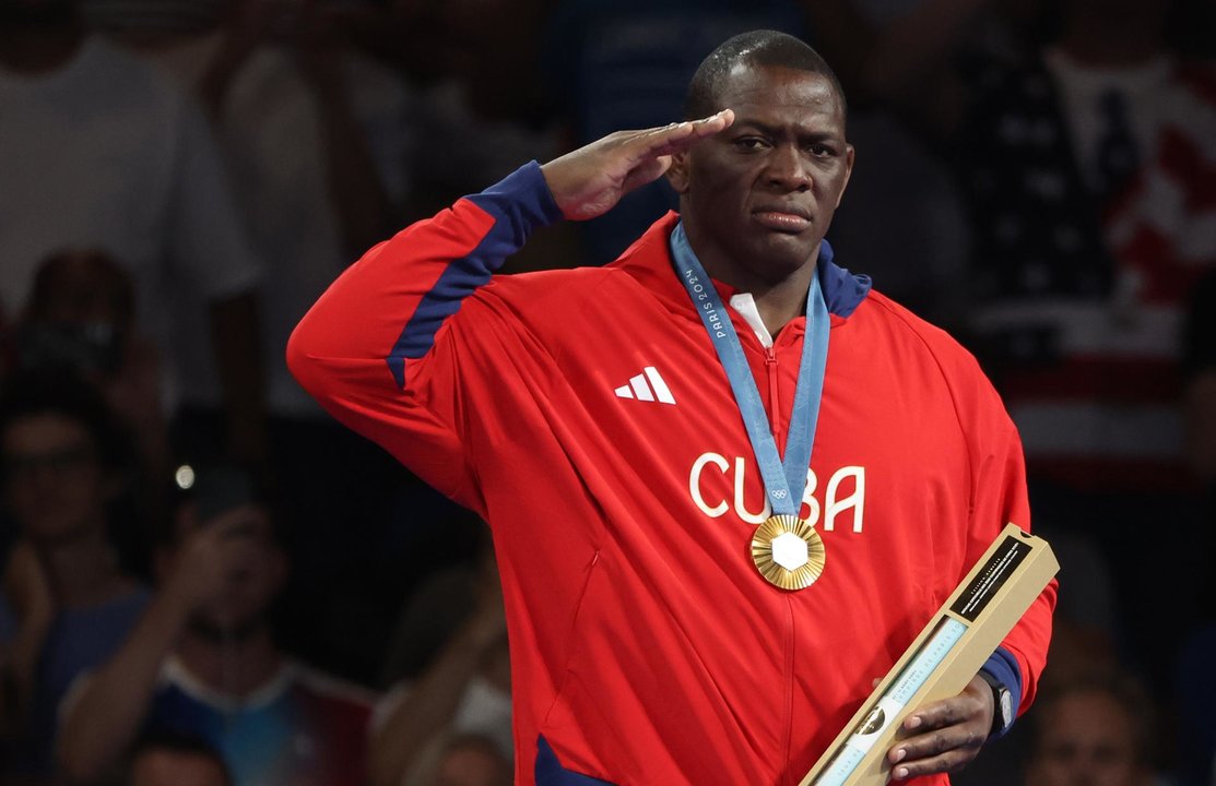 El cubano Mijaín López fue registrado el pasado 6 de agosto al celebrar la obtención de la medalla de oro de la lucha grecorromana de los Juegos Olímpicos 2024 para la categoría de los 130 kg, en el coliseo South París Arena de la capital francesa. EFE/Yanya Arhab