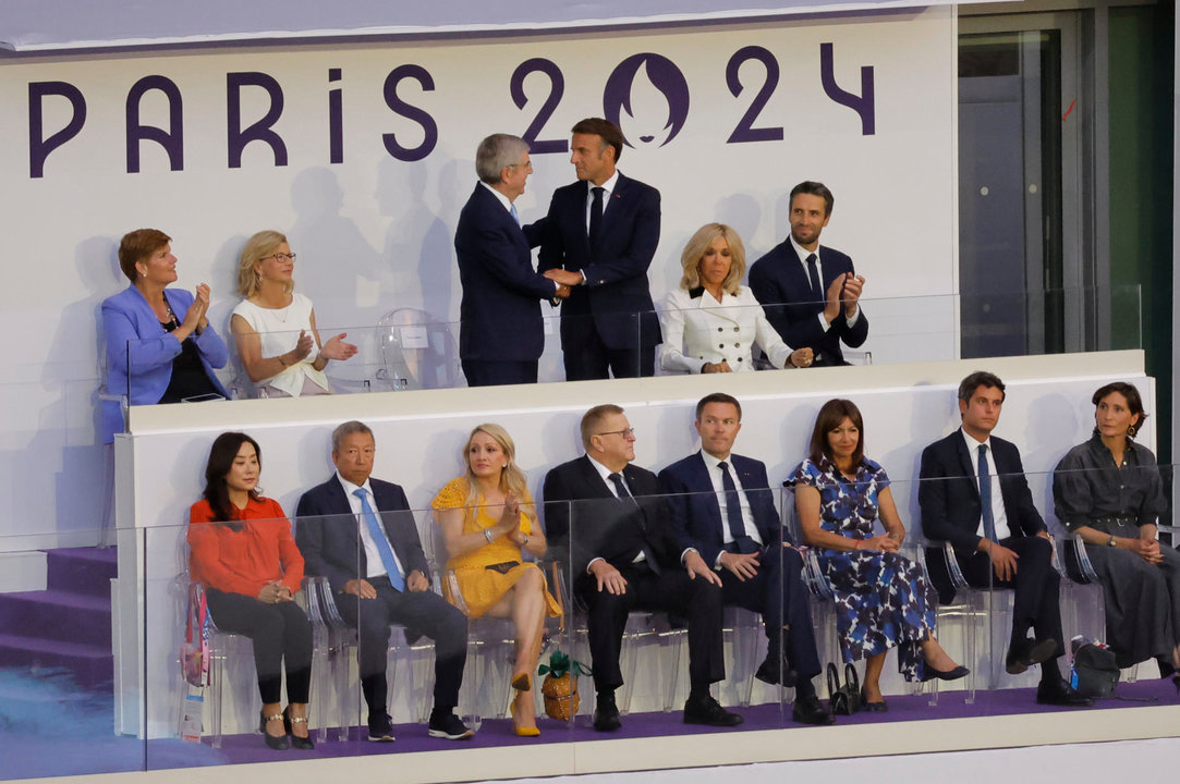 El presidente de la república francesa, Emmanuel Macron (3d-arriba), saluda al presidente del COI, Thomas Bach, durante la ceremonia de clausura de los Juegos Olímpicos de París 2024 celebrada el domingo, en el Estadio de Francia en Saint-Denis (Francia). EFE/ Lavandeira Jr