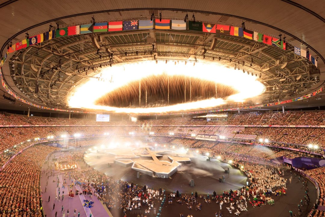 Fuegos artificiales iluminan el estadio durante la Ceremonia de Clausura de los Juegos Olímpicos de París 2024, este domingo, en el Estadio Stade de France en París (Francia). EFE/EPA/RITCHIE B. TONGO