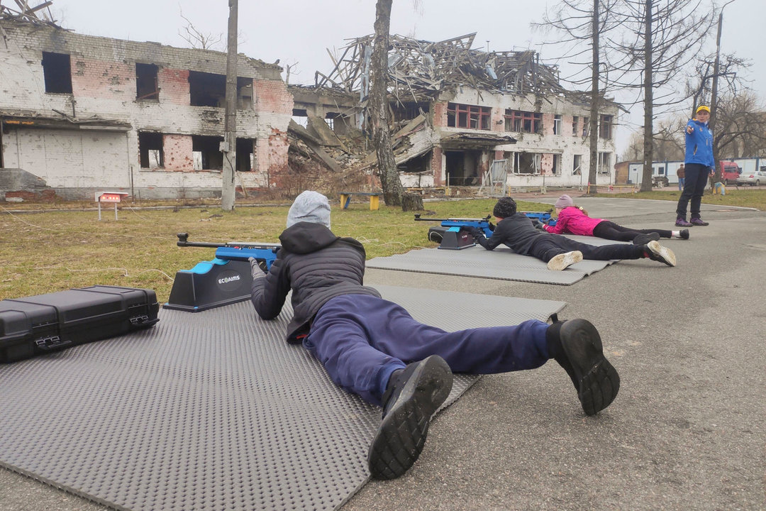 Fotografía de archivo de un entrenamiento de biatlón en la escuela de la Reserva Olímpica de Chernihiv, dirigida por Vitaliy Parshukov (en las fotos), que fue destruida durante el asedio ruso a Chernigiv en la primavera de 2022.. EFE/ Rostyslav Averchuk