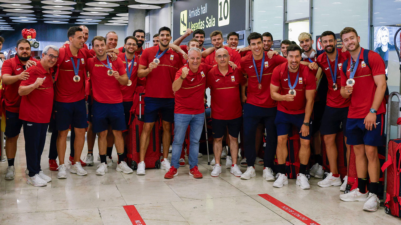 El equipo olímpico de balonmano, bronce en los Juegos Olímpicos París 2024, muestra la medalla conseguida a su llegada al aeropuerto de Madrid Barajas con el grueso de la expedición olímpica. EFE/ J.J.Guillen