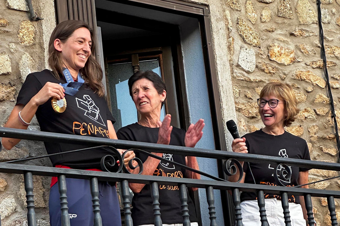 La localidad salmantina de Peñaparda recibe y homenajea hoy lunes a Laura Ester (i), reciente campeona olímpica en París con la selección de waterpolo. EFE/JMGARCIA