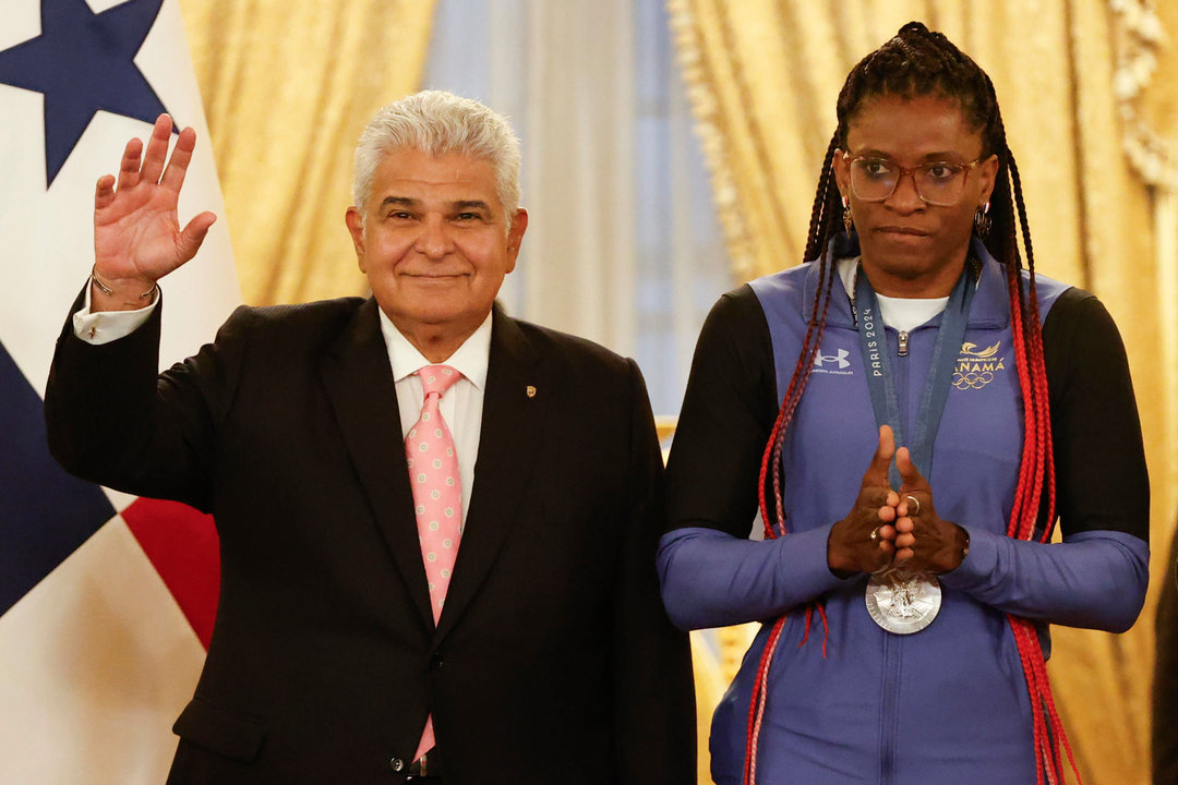 El presidente de Panamá, José Raúl Mulino (i), saluda junto a la medallista de plata en boxeo en París 2024, Atheyna Bylon, este lunes, en el Palacio Presidencial en la Ciudad de Panamá (Panamá). EFE/ Bienvenido Velasco